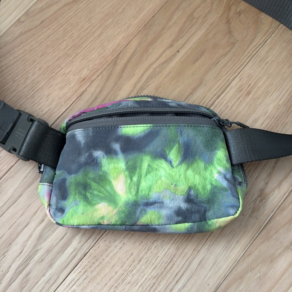 lululemon everywhere belt bag, hyper dye / tie dye - Picture 5 of 6